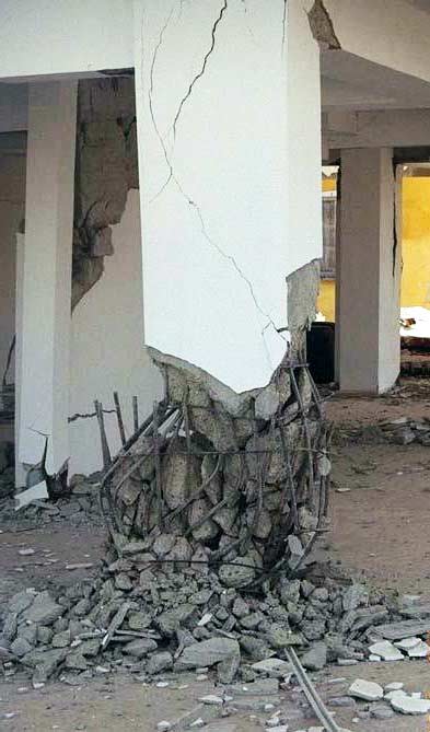 Earthquake-induced column failure due to insufficient lap splice